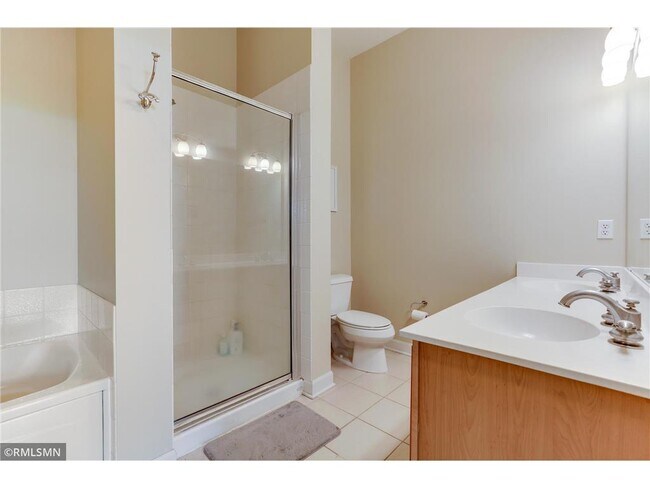 Building Photo - 851 River Mews Ct