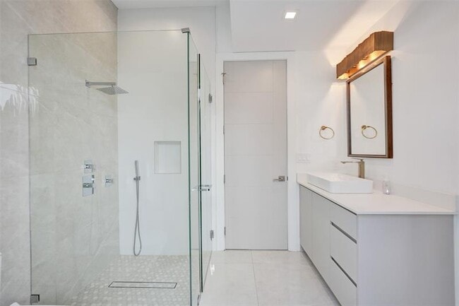 Building Photo - 1111 SE 9th Ave