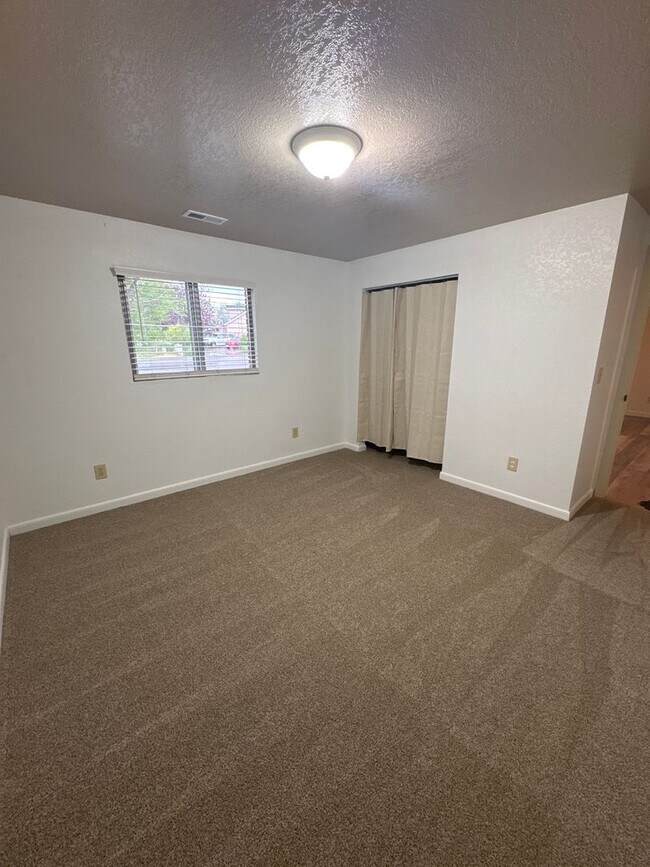 Building Photo - 75 E 860 S