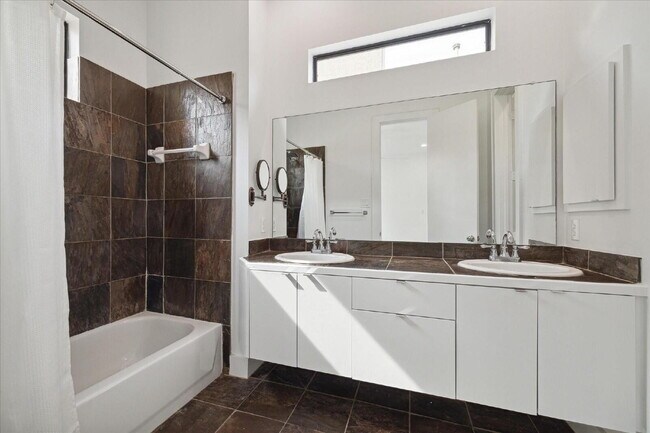 Building Photo - 3 Bed Home for Rent in Greater Heights 77008 | 2-Car Garage + Private Backyard