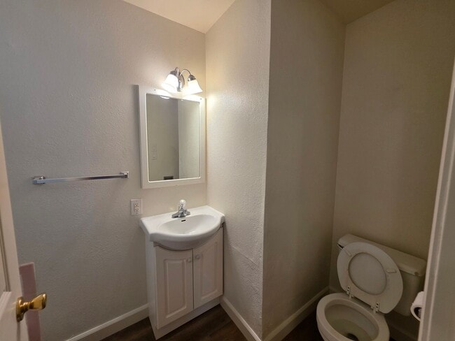 Building Photo - 4 bedroom single story near freeway & shop...