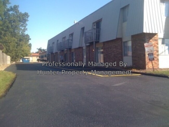 Building Photo - 933 S Wildan Ave