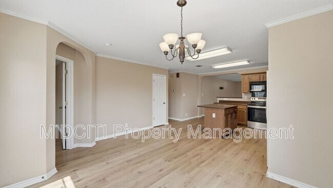 Building Photo - 2432 Medina Dr