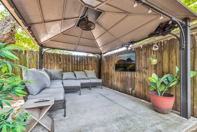 Building Photo - 4203 Duval St