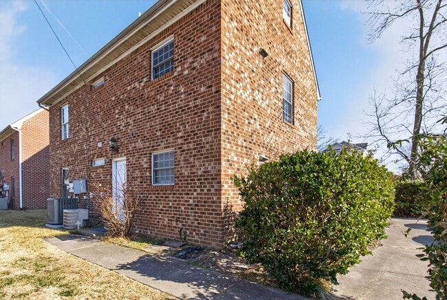 Building Photo - 1606 Parks Ave