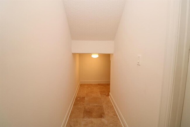 Building Photo - 207 Sunset Point