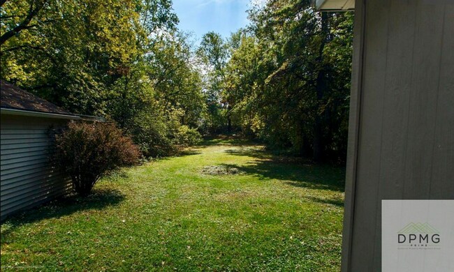 Building Photo - 621 W Hodge Ave