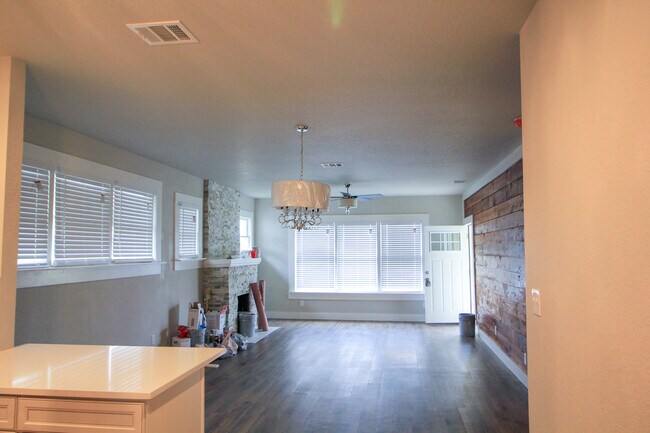 Building Photo - Historic 3/2 Adorable Remodel in Dignowity...