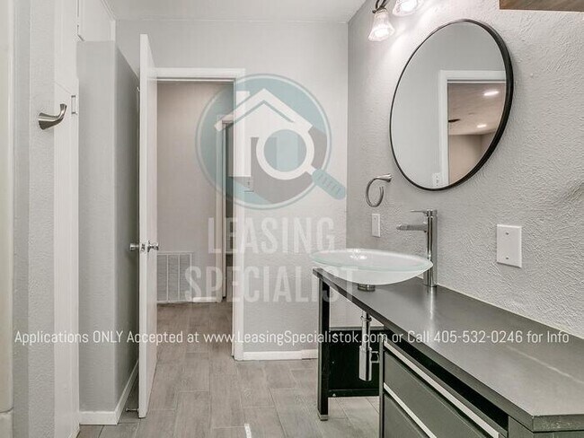 Building Photo - Adorable Custom 2 Bed Bungalow House Available to Prelease for August 2026!