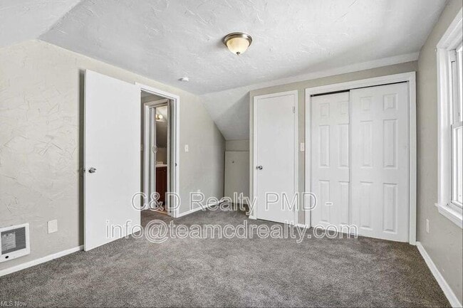 Building Photo - 640 E 261st St