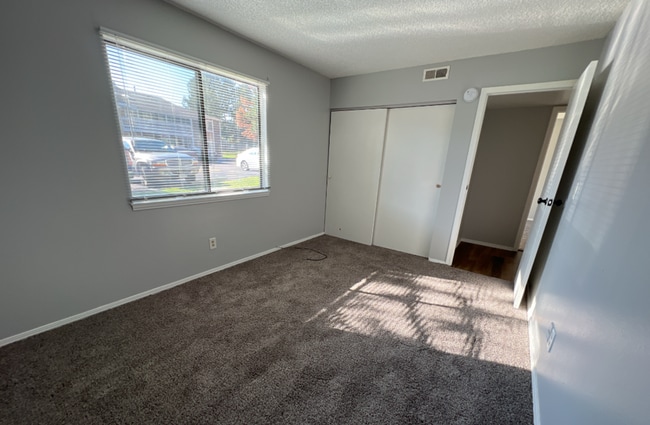 Building Photo - Spacious ground level 3 bedroom Condo in R...