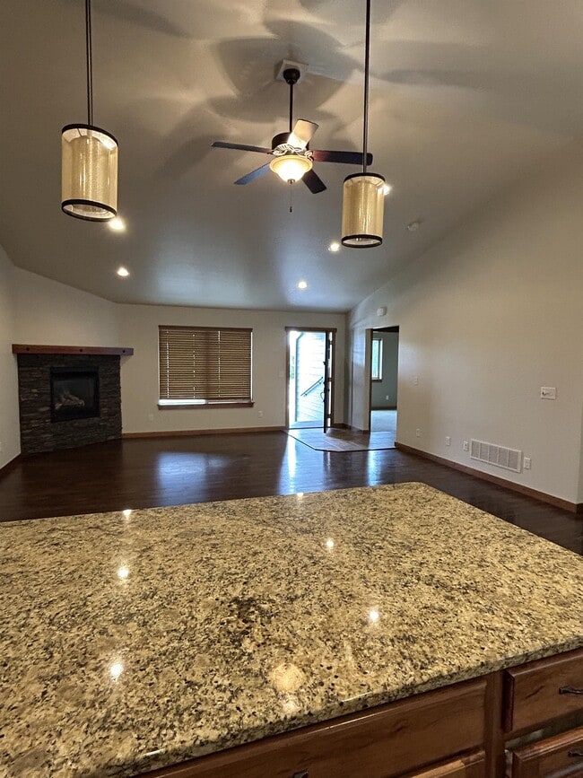 Building Photo - 546 Talon Way