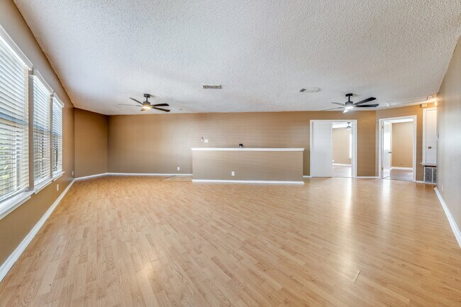 Building Photo - ***Special, Half Off One Months Rent with ...