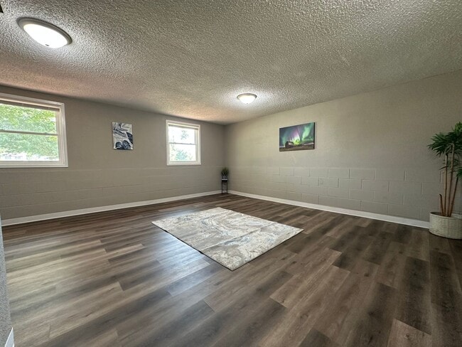 Building Photo - 3 bed, 1 bath home for rent in Maywood edi...