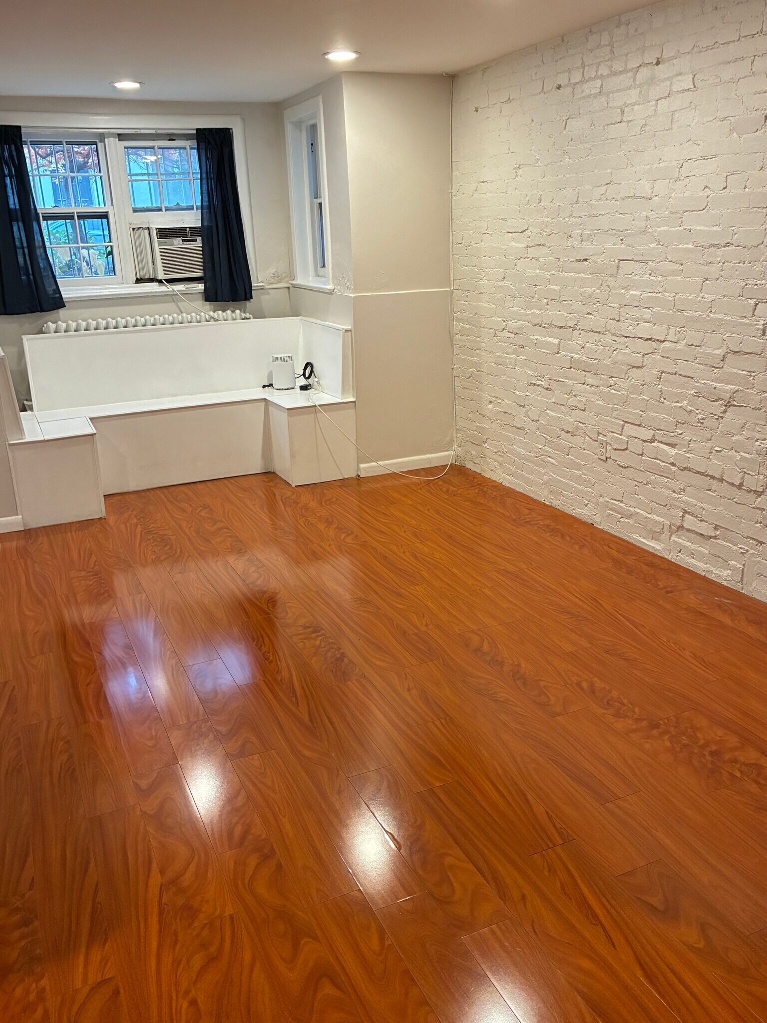 Building Photo - 625 C St NE