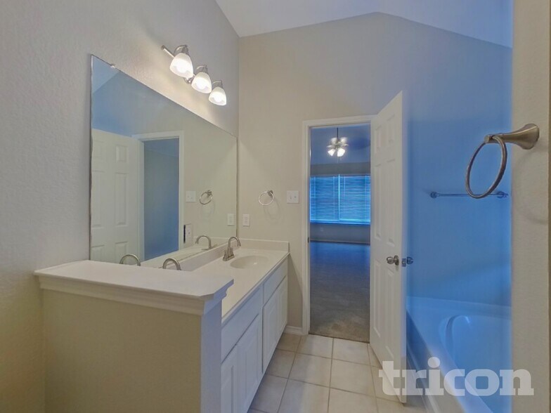 Building Photo - 1228 Artesia Dr