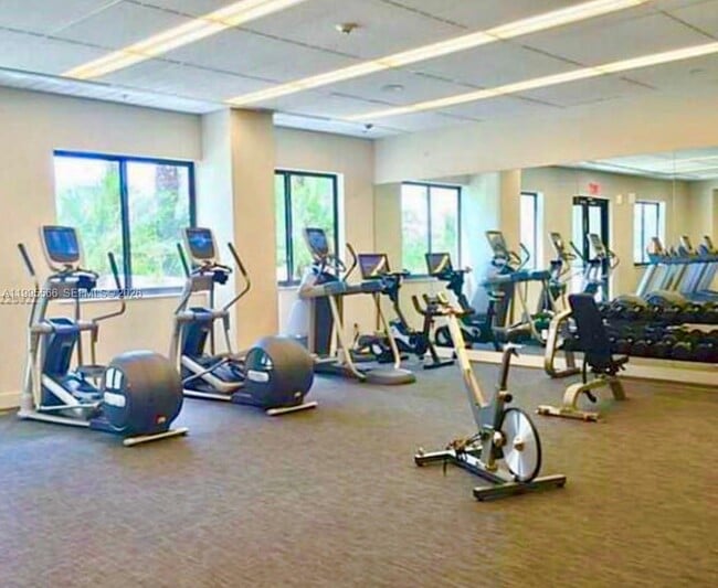 Building Photo - 999 SW 1st Ave