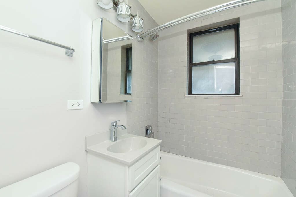 Building Photo - 817 W Lakeside Pl