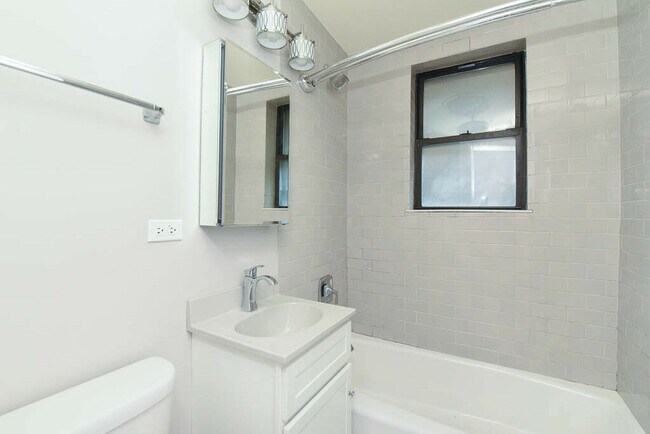 Building Photo - 817 W Lakeside Pl