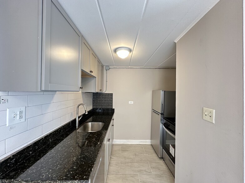 Building Photo - 9630 Ivanhoe Ave