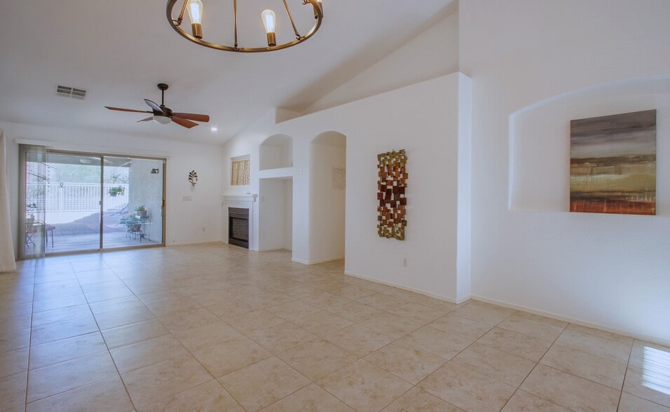 Great room - 4746 E Woburn Ln