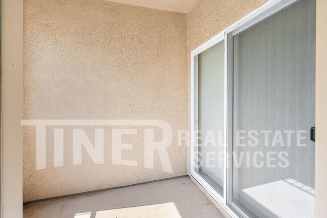 Building Photo - 5350 Dunlay Dr