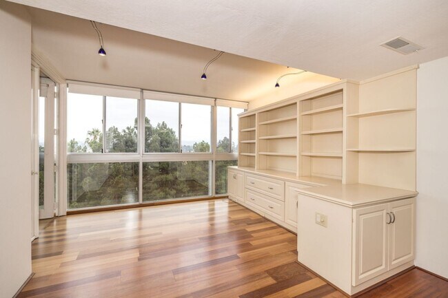 Building Photo - High Rise Living in the Heart of Downtown Palo Alto!