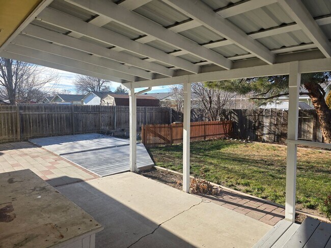 Building Photo - 3 bed / 2 bath