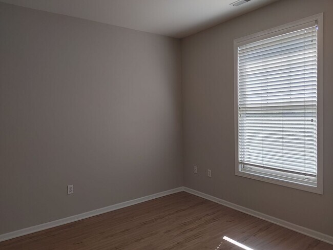 Building Photo - $1,550 | 2 Bedroom, 2 Bathroom Condo | No ...