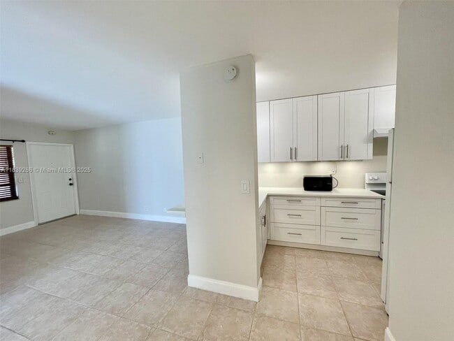 Building Photo - 2624 Riverside Dr