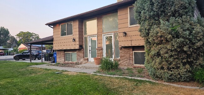 Building Photo - 922-928 E Fairclough Dr