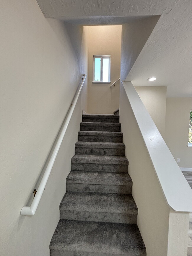 Building Photo - "Completely remodeled 4-Bed, 3-Bath Sanctu...