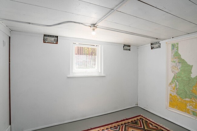 Building Photo - 1518 SE Poplar Ave