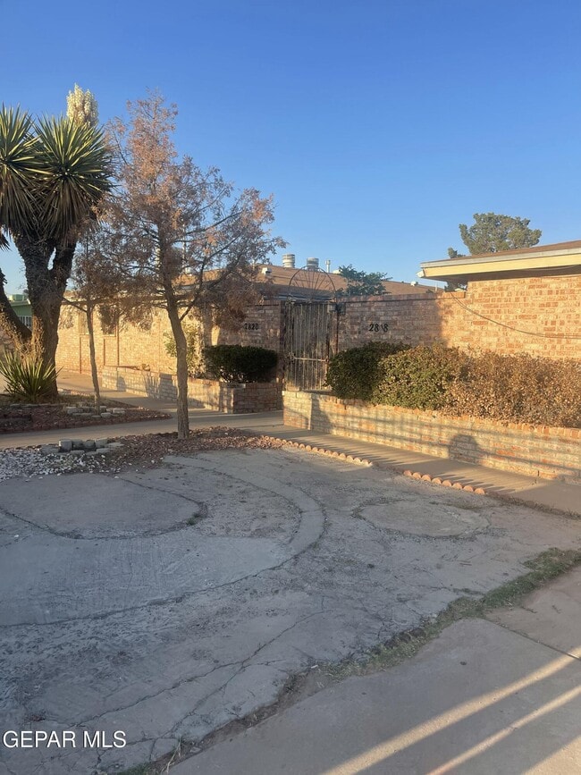 Building Photo - 2820 E Glen Dr