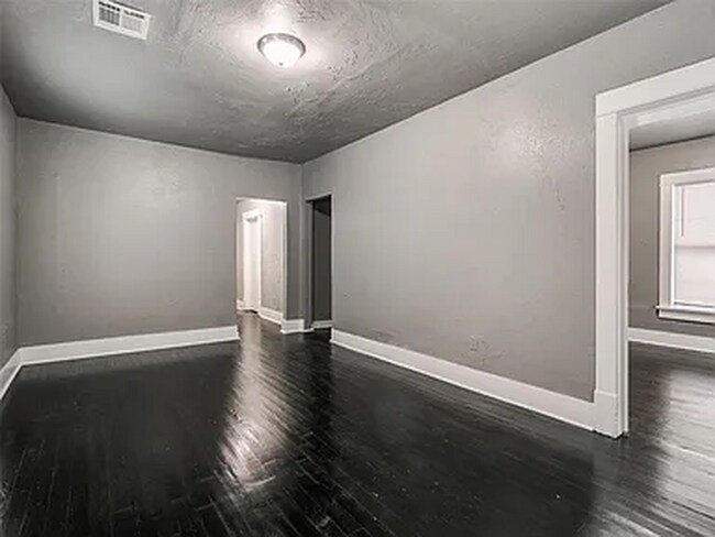 Building Photo - N. McKinley Ave - Triplex
