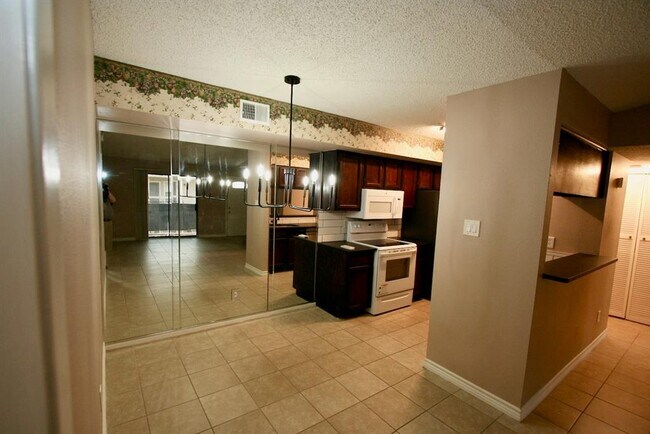 Building Photo - 17331 Red Oak Dr