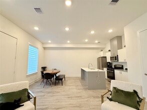 Building Photo - 9609 Habitat St