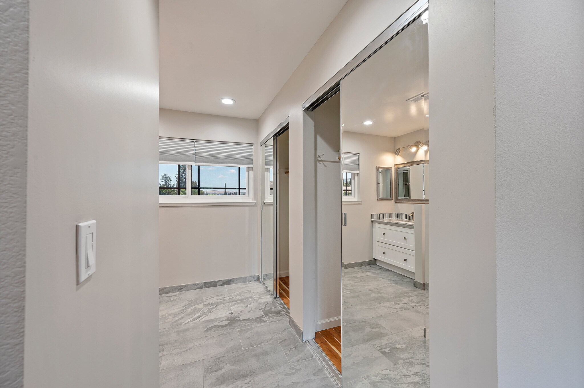 Building Photo - 3661 Slopeview Dr