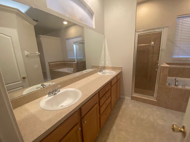 Building Photo - 4 Bedroom 2 Bath home in Winter Haven for RENT!