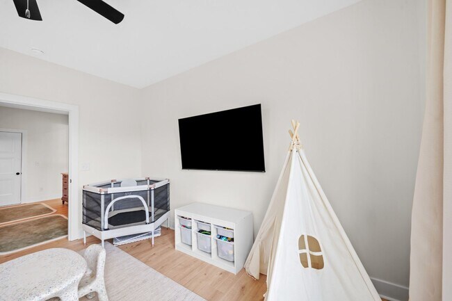 Building Photo - Modern 3 Bed on Nearly an Acre