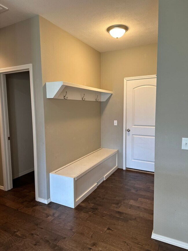 Building Photo - Stunning 4 Bedroom Rental Home!