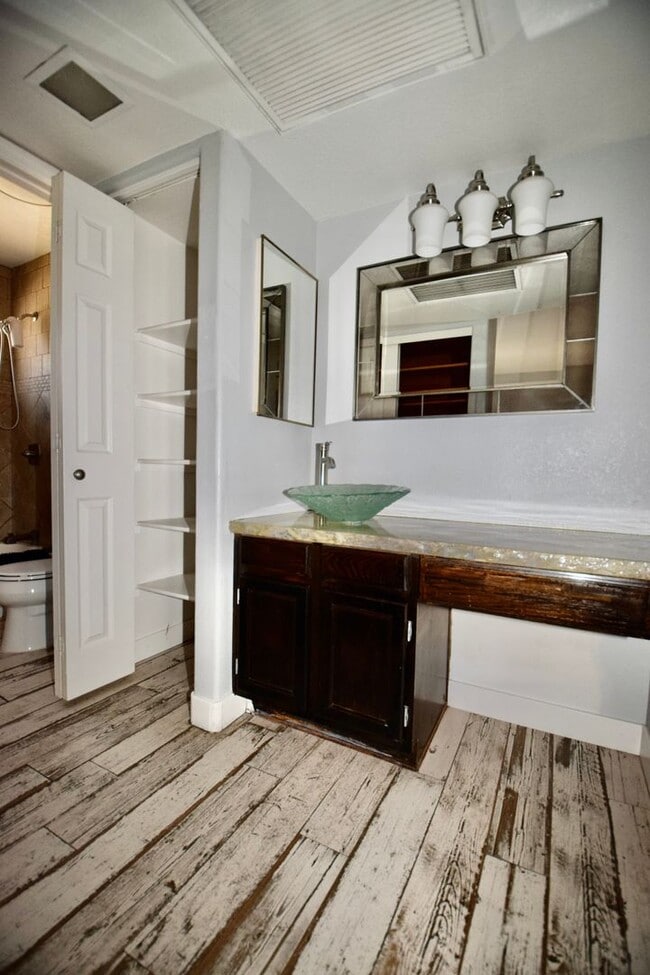 Building Photo - Beautiful modern 1 bed 2 bath corner unit in the Highlands Condominium community.