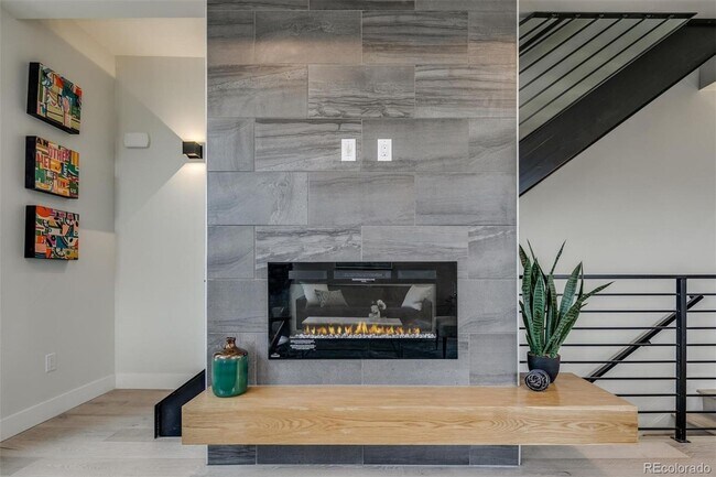 Building Photo - Beautiful Townhome in Southeast Denver