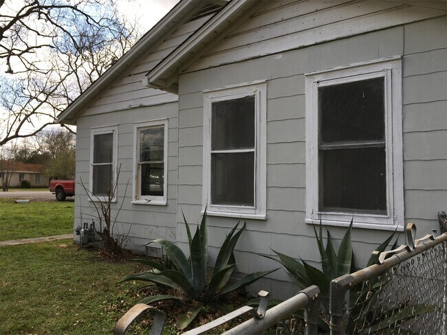 Building Photo - 1409 W San Antonio St
