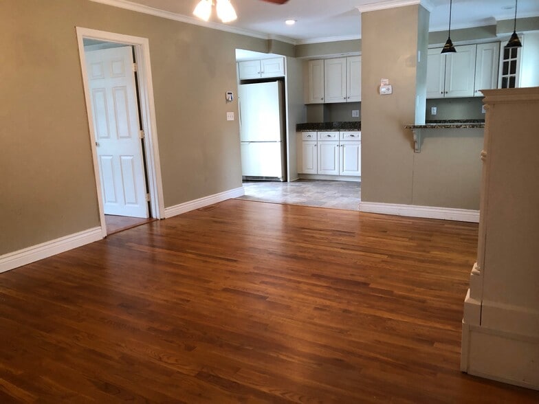 Building Photo - 27 Pleasant St