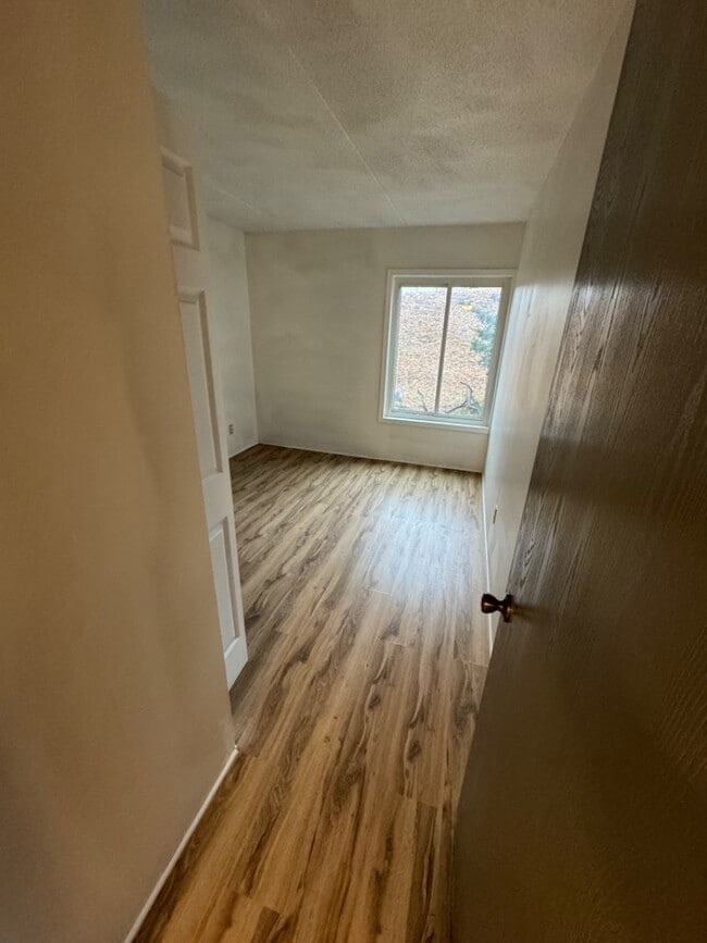 Building Photo - 4 Manor Dr