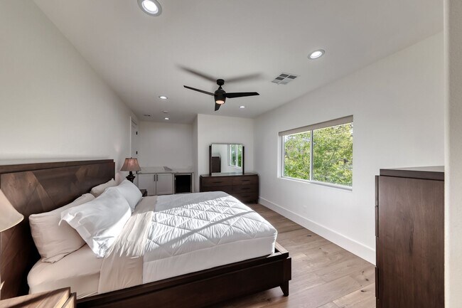 Building Photo - Stunning Green Valley, Guard Gated Community, Pool Home!