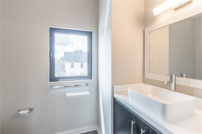 Building Photo - 472 Martin St SE