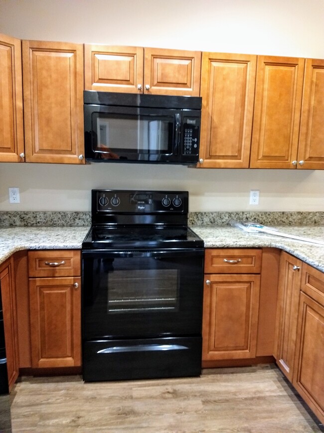 Microwave and Stove - 9356 N Peachtree Way