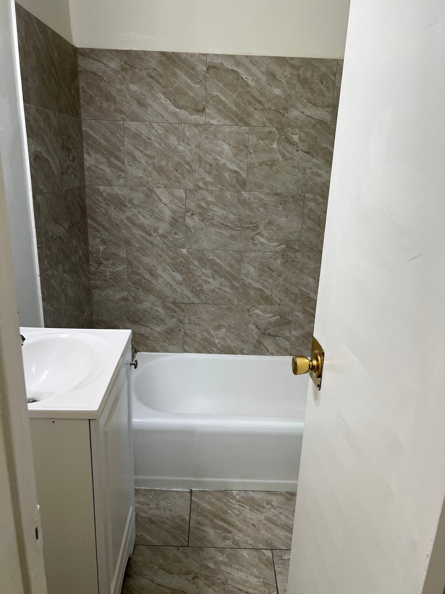 Building Photo - 214 W Maple St